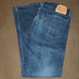 Men's Levi's 514 slim straight jeans.